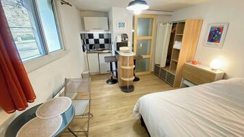 Een strijkplank/strijkijzer, beddengoed