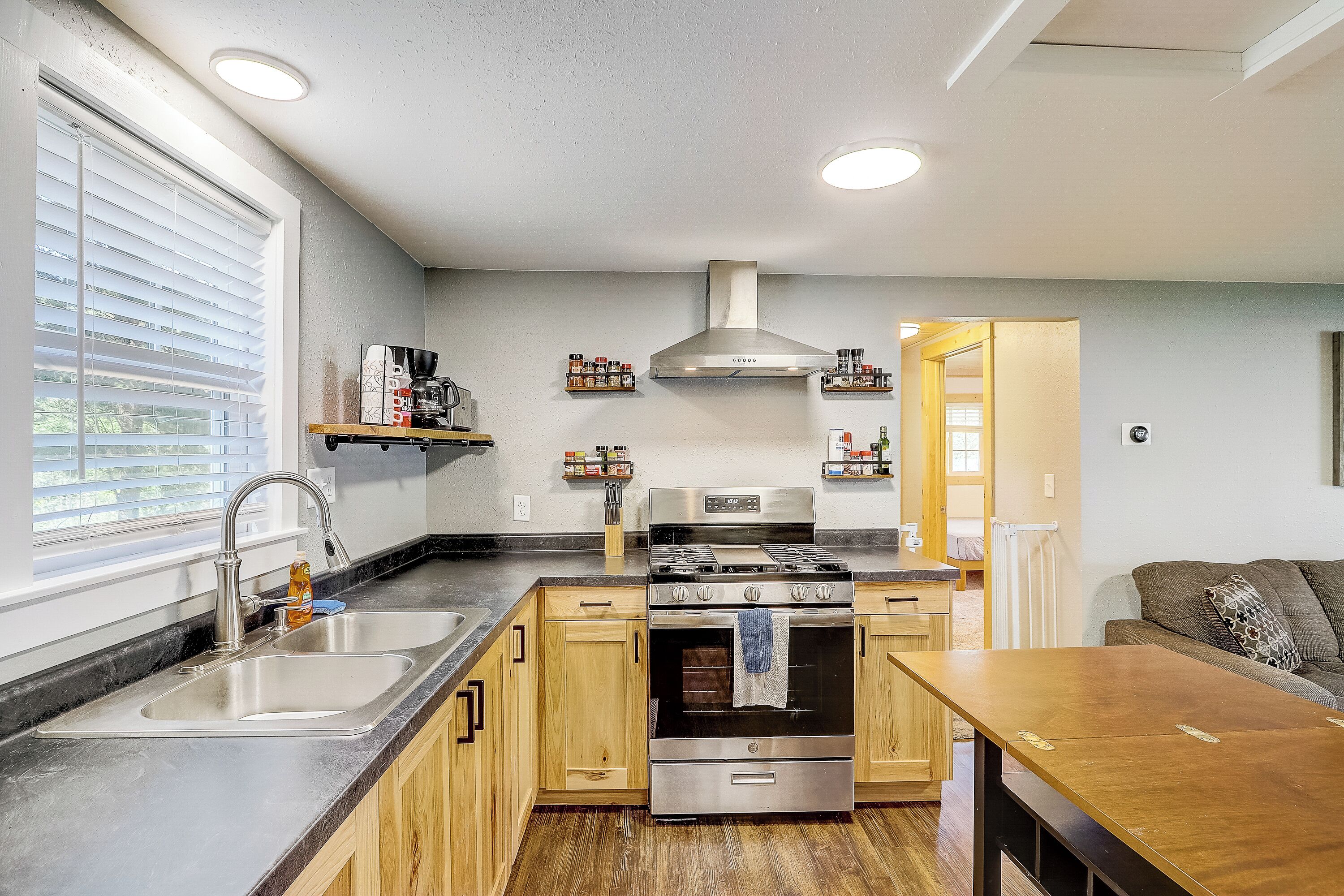 Refrigerador, microondas, horno y parrilla de estufa 