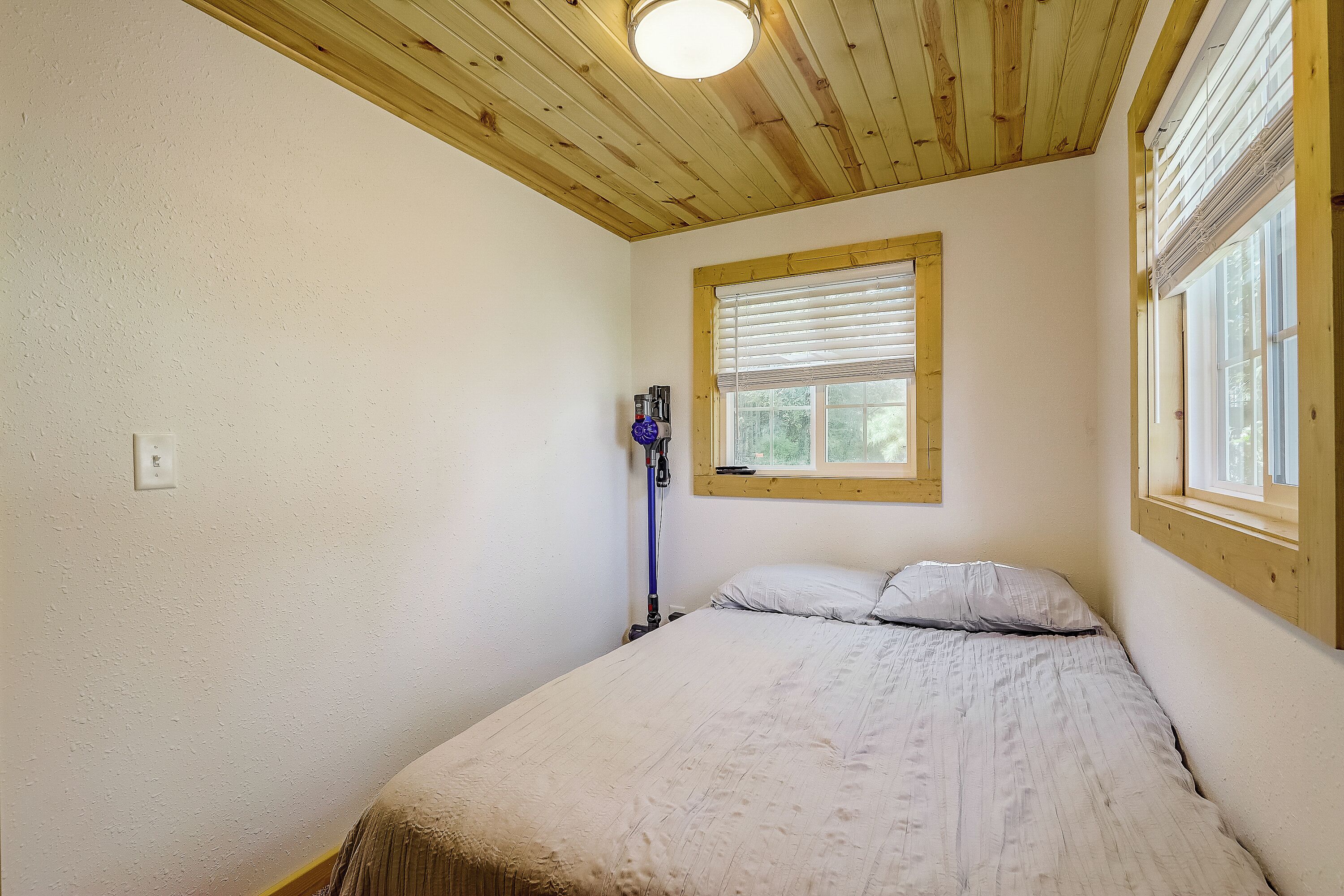 2 bedrooms, travel crib, free WiFi, bed sheets