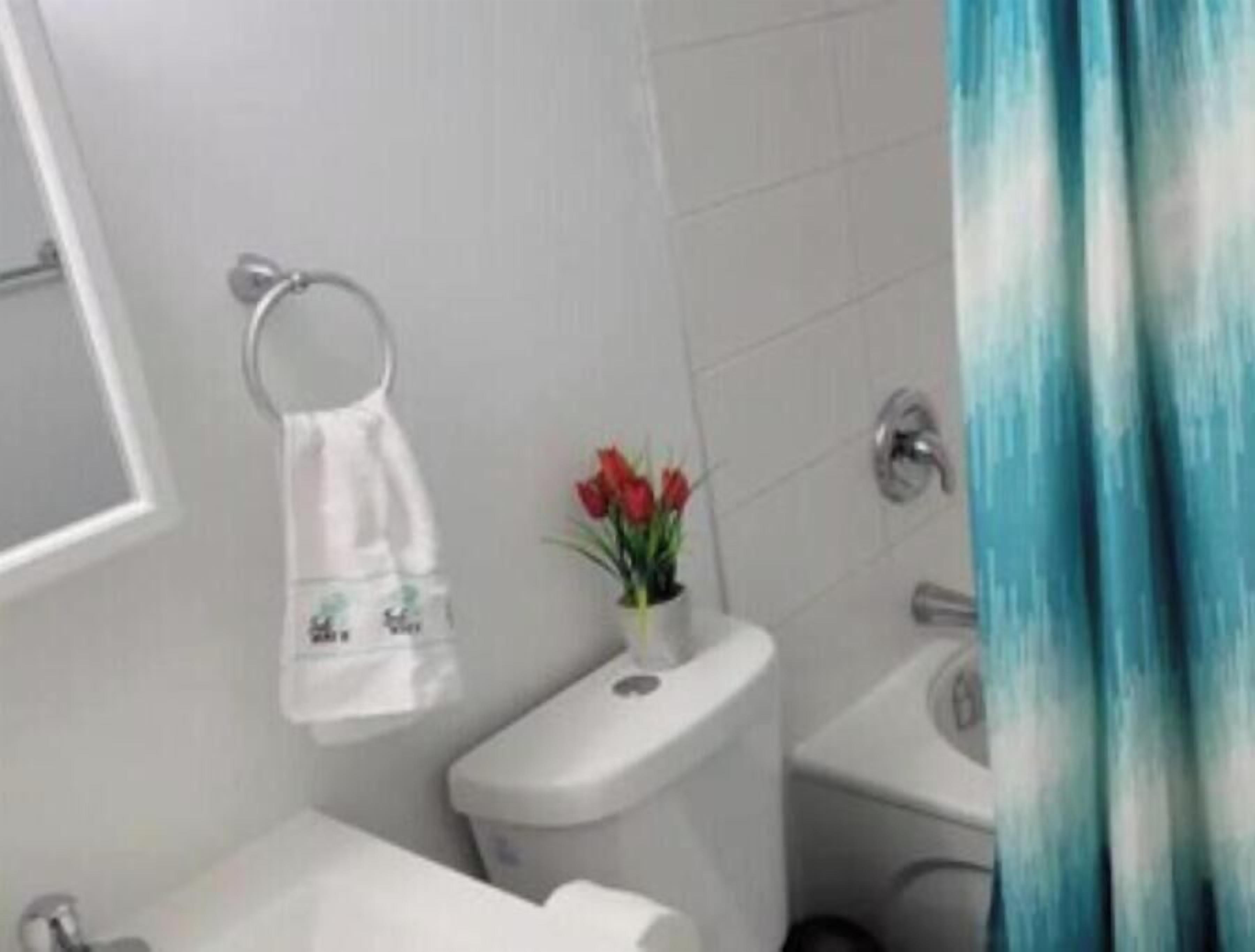 A bathroom with a toilet, bidet, and sink.