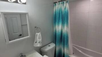 Haartrockner, Handtücher, Seife, Shampoo