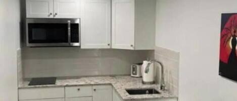 Réfrigérateur, micro-ondes, plaque de cuisson, cafetière/bouilloire