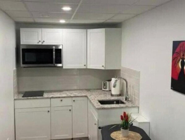 Réfrigérateur, micro-ondes, plaque de cuisson, cafetière/bouilloire