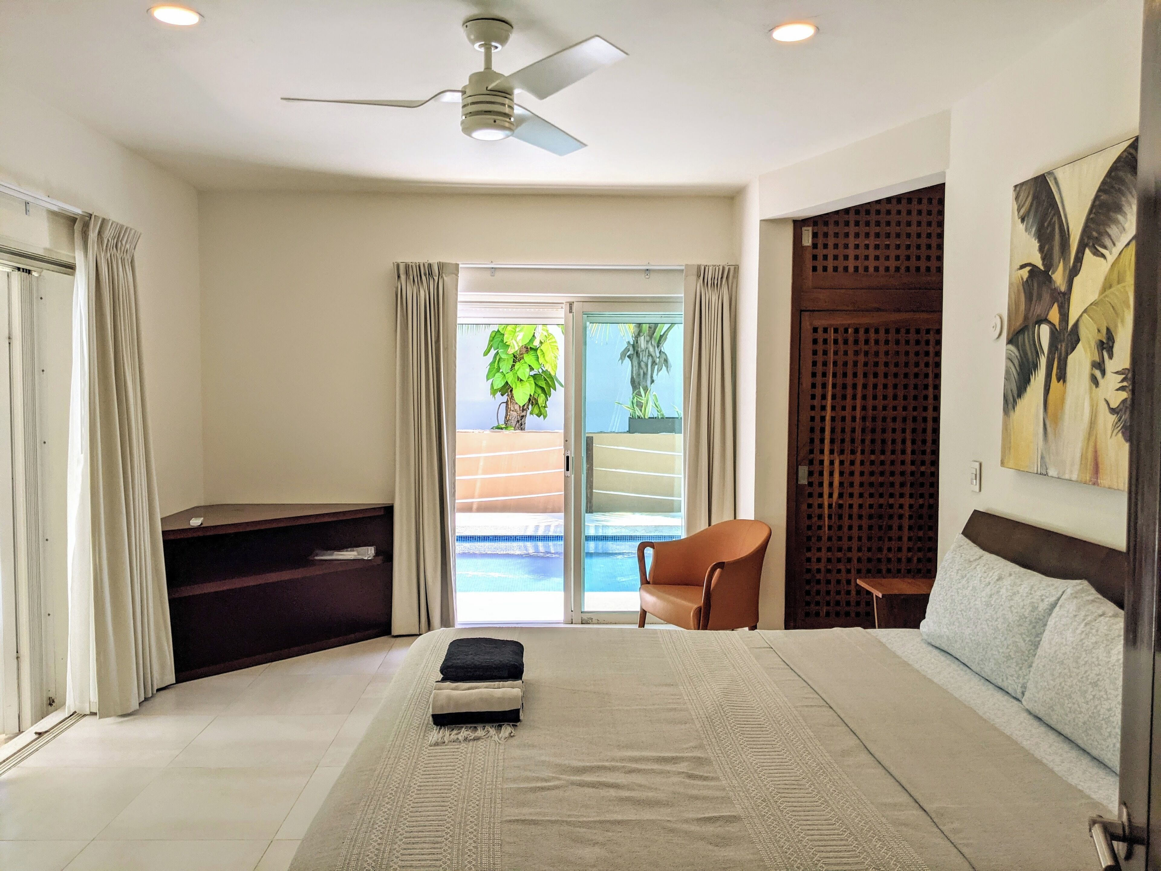 4 bedrooms, iron/ironing board, WiFi, bed sheets