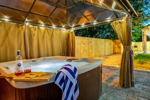 Bain à remous extérieur
