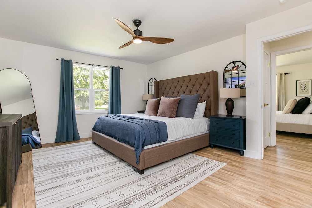 1 Mile to Notre Dame, Hot Tub, 2400 Sq Ft South Bend Vrbo