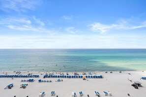 On the beach - Cozy Oceanfront 1BR | Hot Tub + Water Park (Panama City Beach)