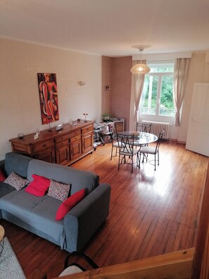 Living area - Maison Calme et Tranquille Avec Terrasse, Jacuzzi et Climatisation aux Chambres (Castres)