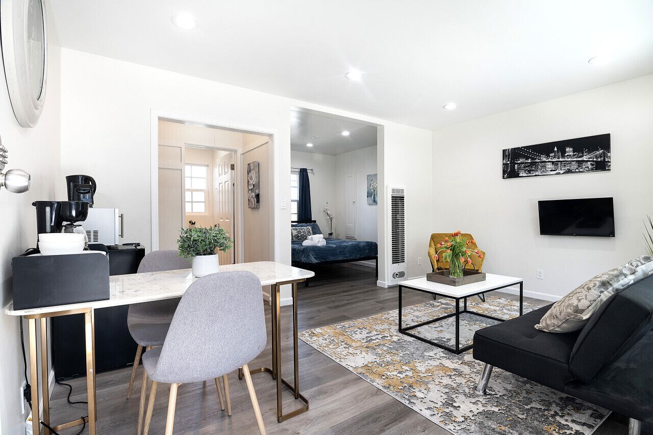 Sleek Studio Sleeps 4 Beverly Hills Adj