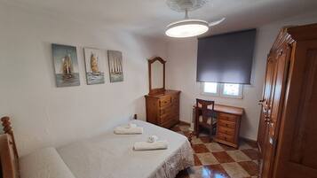 3 bedrooms, desk, iron/ironing board, free WiFi