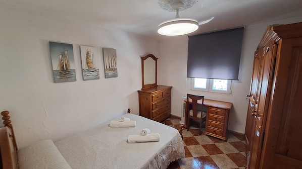 A bedroom with a bed, a dresser, a chair, and a window with a view. - Central & Beachside Apartment in Puerto Real – A/C & WiFi (Puerto Real)