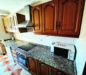 Frigorífico, microondas, horno y placa de cocina