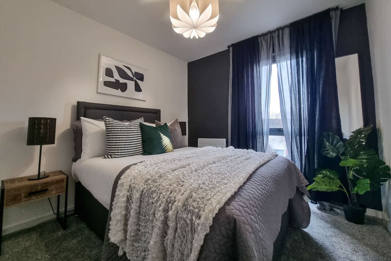 2 soverom, skrivebord, strykejern/-brett og reiseseng for barn