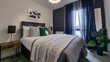 2 soverom, skrivebord, strykejern/-brett og reiseseng for barn