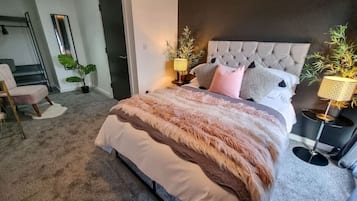 2 soverom, skrivebord, strykejern/-brett og reiseseng for barn