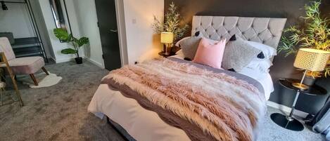 2 chambres, bureau, fer et planche à repasser, lit de bébé portatif