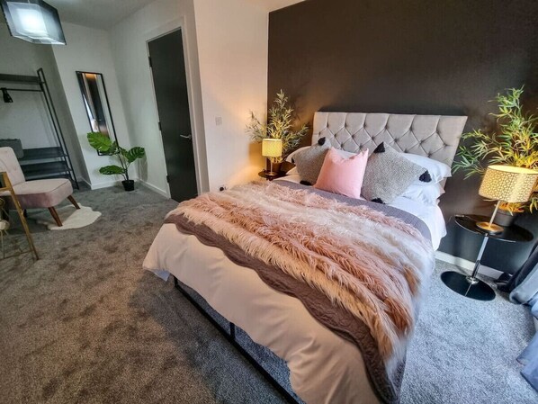 2 sovrum, skrivbord, strykjärn/strykbräda och resesäng