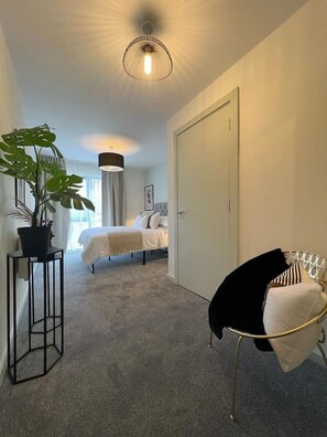 2 habitaciones, tabla de planchar con plancha, cuna de viaje y wifi 