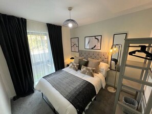 2 habitaciones, tabla de planchar con plancha, cuna de viaje y wifi 