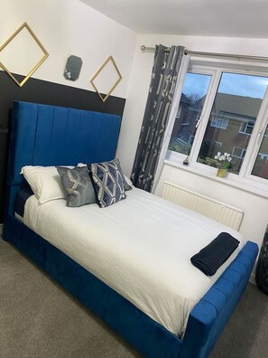 3 bedrooms, iron/ironing board, WiFi, bed sheets - Stunning 3-bedroom Great Sankey Home (Great Sankey)