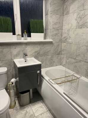 Hair dryer - Stunning 3-bedroom Great Sankey Home (Great Sankey)