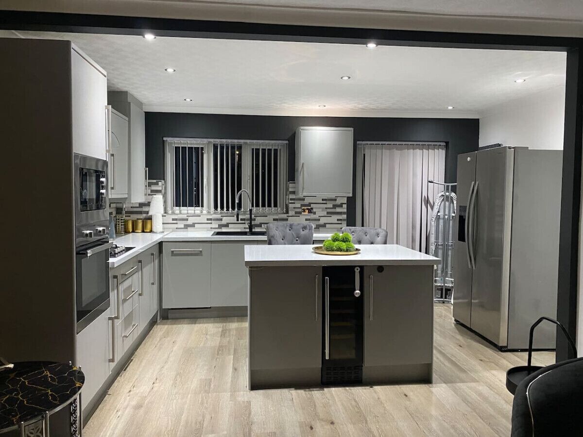 Réfrigérateur, four à micro-ondes, un four, surface de cuisson