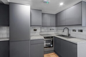 Studio | Eget kjøkken | Kjøleskap, mikrobølgeovn, ovn og kokeplater