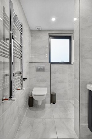 Studio | Bathroom | Shower, hair dryer, towels