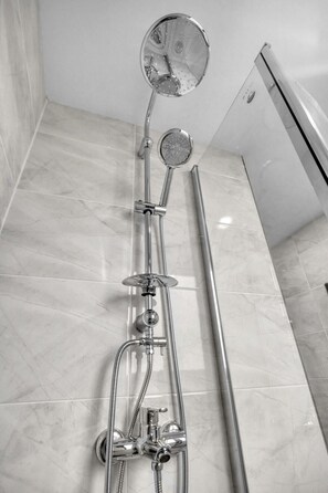 Studio | Bathroom | Shower, hair dryer, towels