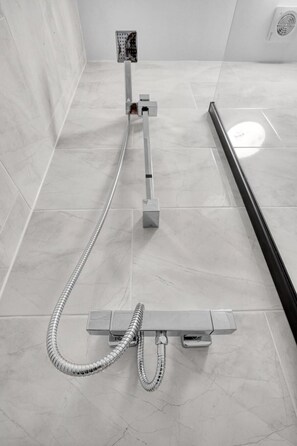 Studio | Bathroom