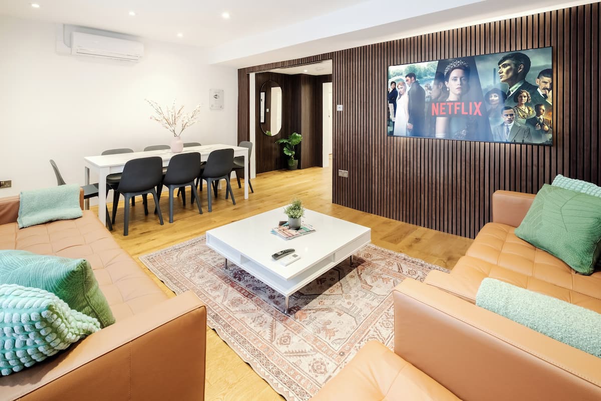 Perhehuoneisto, 3 makuuhuonetta, ilmastointi | Olohuone