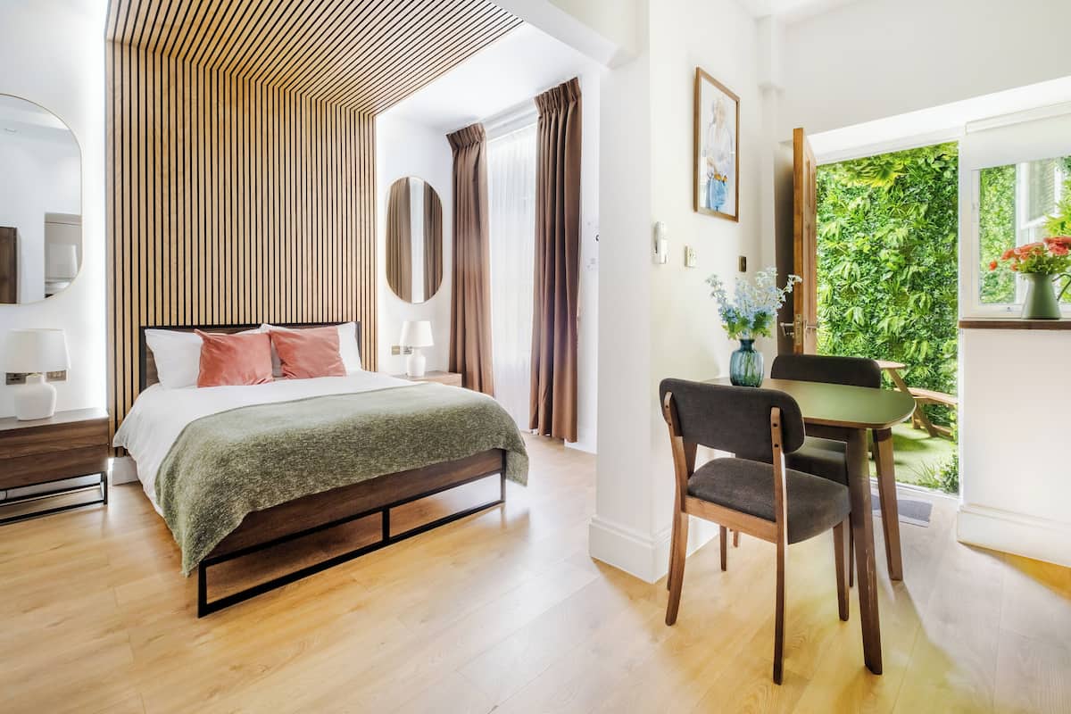 Junior Apartment, Air conditioning | 3 bedrooms, Egyptian cotton sheets, premium bedding