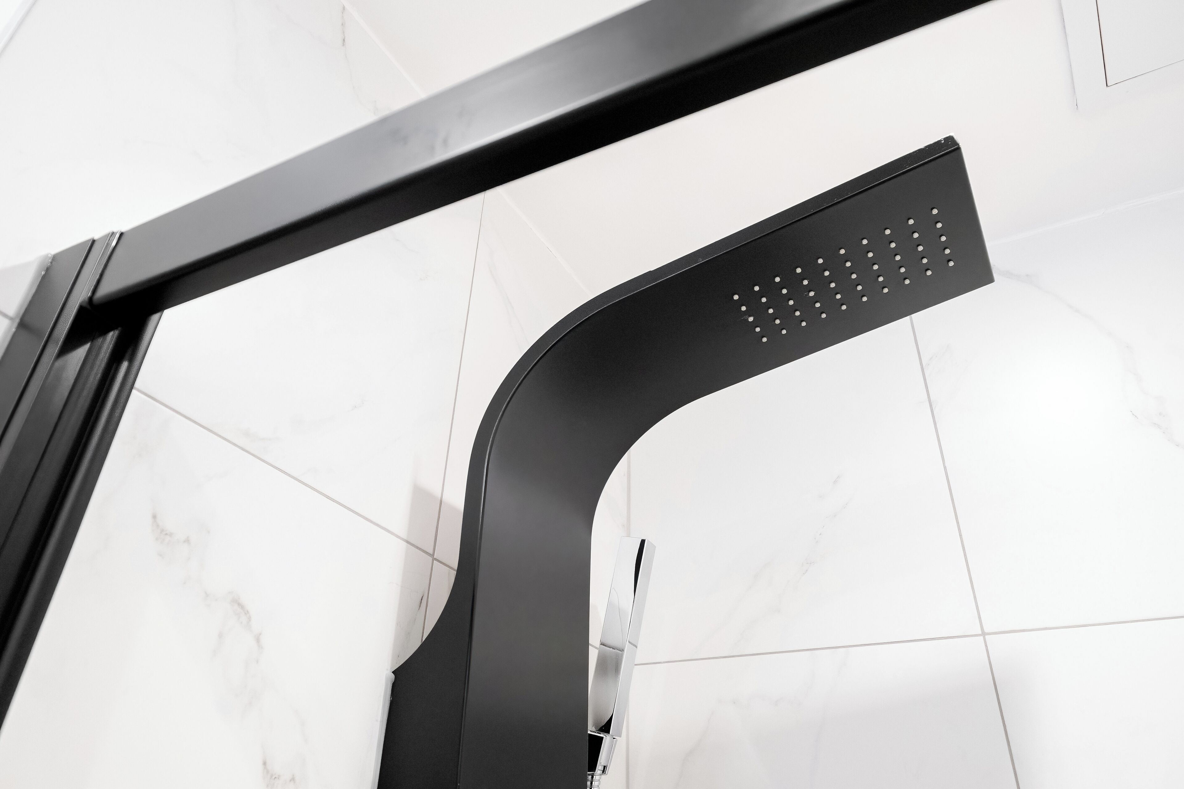 Eine moderne Dusche mit gebogener Form und Bedienfeld.