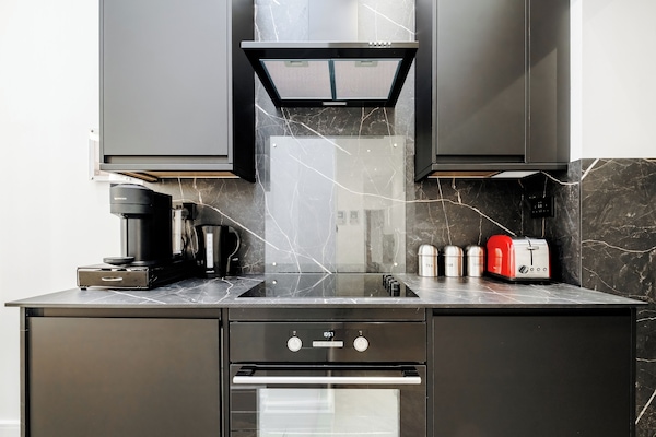 Signature Apartment, 2 Bedrooms, Air conditioning | Private kitchen