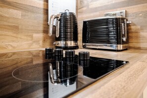 Appartement, climatisation | Cuisine privée | Grand réfrigérateur, micro-ondes, four, plaque de cuisson