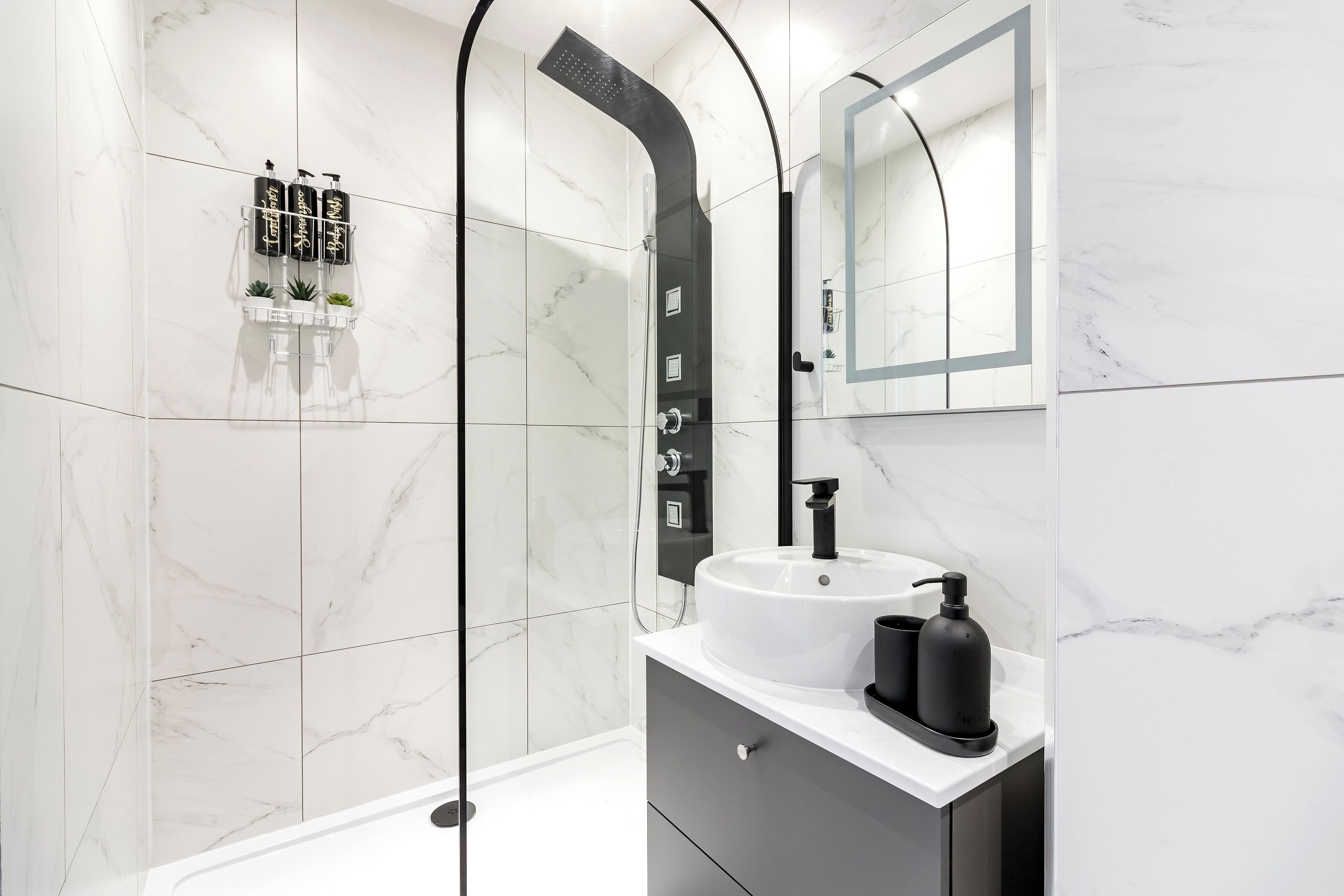 Luxe appartement, 2 slaapkamers, airconditioning | Badkamer | Een aparte badkuip en douche, designer toiletartikelen, een haardroger