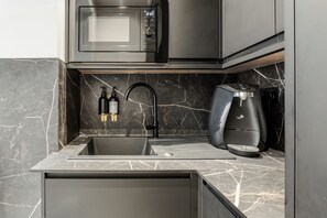 Signature Apartment, 2 Bedrooms, Air conditioning | Private kitchen | Full-sized fridge, microwave, oven, stovetop - LONDONERS│Marylebone Serviced Apartments  (London)