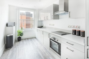 Familienapartment, 3 Schlafzimmer, Klimaanlage | Eigene Küche | Großer Kühlschrank, Mikrowelle, Ofen, Herdplatte