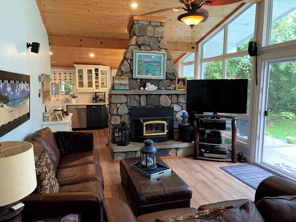 Smart-tv, pejs, dvd-afspiller, bøger