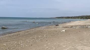 Ubicación cercana a la playa, tumbonas y toallas de playa