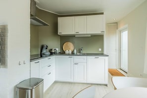 Kühlschrank, Mikrowelle, Geschirrspüler, Toaster