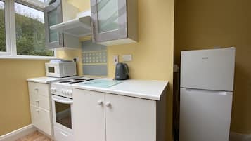 Een koelkast, een microgolfoven, een oven, een vaatwasser