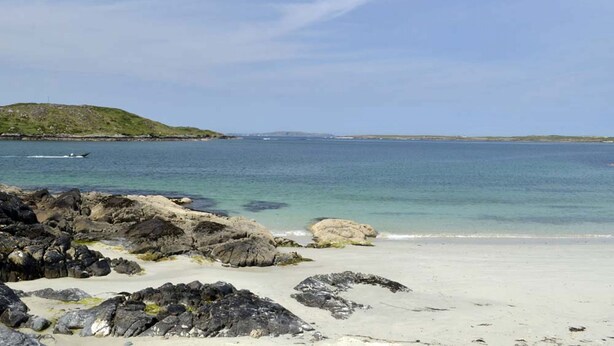 A beach with rocky foreground and calm sea under a clear sky. - Cottage 466 - Clifden - sleeps 5 guests  in 3 bedrooms (Clifden)