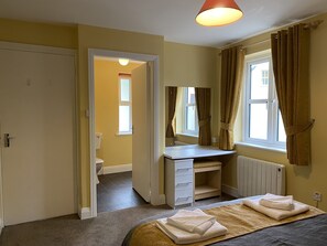 3 habitaciones, tabla de planchar con plancha, wifi y ropa de cama 