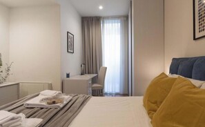 1 quarto, escrivaninha, Wi-Fi, roupa de cama
