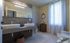Handtücher, Seife, Shampoo, Toilettenpapier