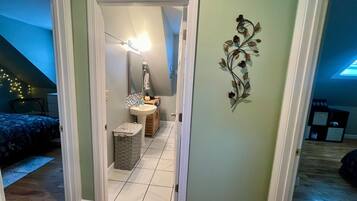 2 多间卧室、办公桌、熨斗/熨衣板、旅行婴儿床