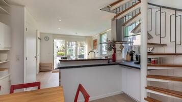 Réfrigérateur, micro-ondes, lave-vaisselle, cafetiÚre/bouilloire