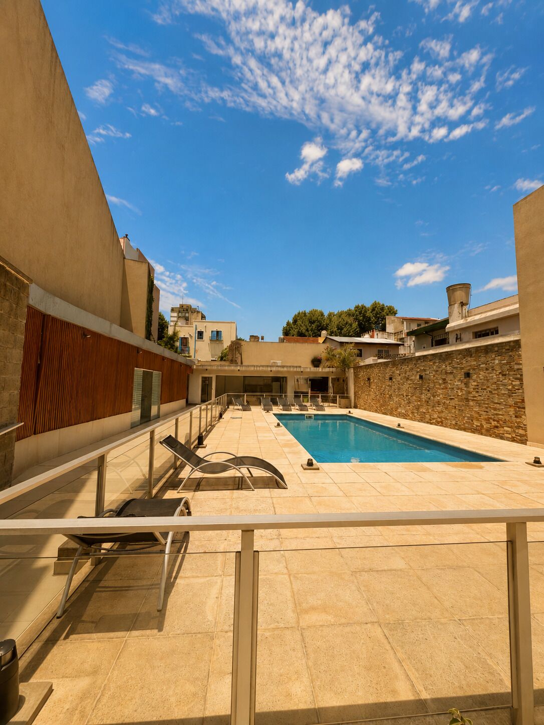 Una piscina al aire libre de temporada