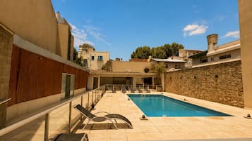 Una piscina al aire libre de temporada